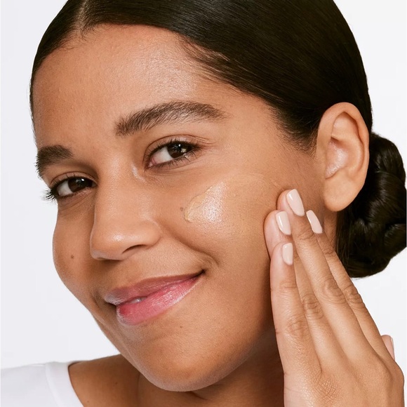 MEDIUM Clinique Moisture Surge Sheertint Hydrator SPF 25 - Picture 4 of 7